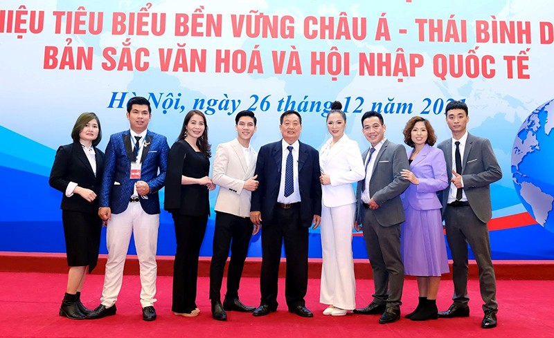 Vũ Ngọc Tuấn cùng chủ tịch … Hoa lan cùng các chủ doanh nghiệp lớn tại Hà Nội.