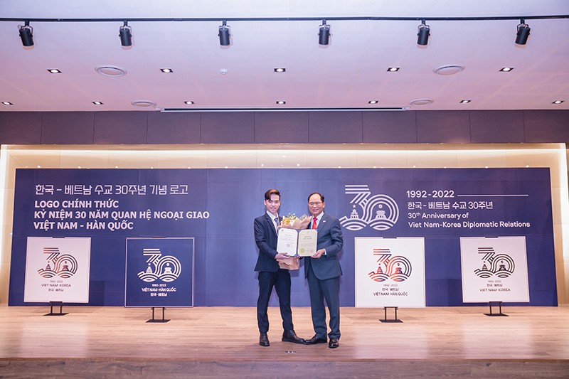 Đại sứ Park Noh-wan và tác giả Công bố Logo kỷ niệm 30 năm thiết lập quan hệ ngoại giao Việt Nam - Hàn Quốc