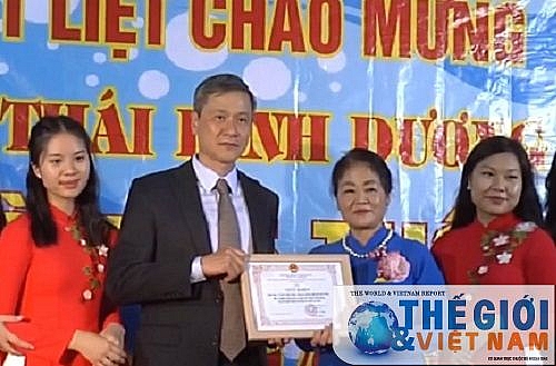 trinh thi mui nguoi dan ba khat tren xu so co xe tang ky cuoi