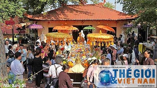 trinh thi mui nguoi dan ba khat tren xu so co xe tang ky cuoi