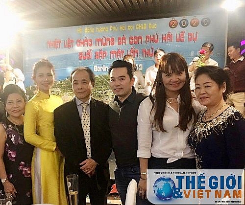 trinh thi mui nguoi dan ba khat tren xu so co xe tang ky cuoi