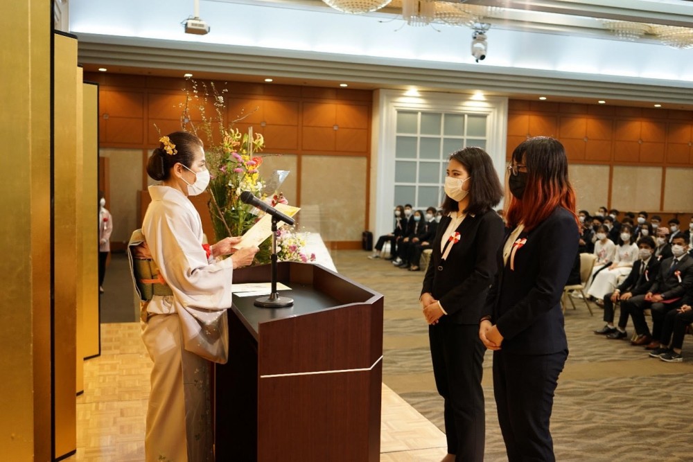 Bà Kawanabe Misuzu – Phó chủ tịch học viện Nhật ngữ GAG trao giấy khen và những phần quà cho học sinh có tỉ lệ đi học cao.