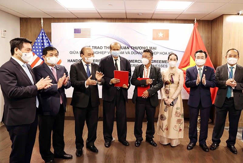 Chủ tịch nước Nguyễn Xuân Phúc chứng kiến Lễ trao thoả thuận hợp tác giữa tập đoàn Quantum và liên danh Tổng Công ty phát triển đô thị Kinh Bắc và Công ty Cổ phần Công nghệ viễn thông Sài Gòn (Saigontel), trực thuộc tập đoàn Đầu tư Sài Gòn (SGI) Chủ tịch nước Nguyễn Xuân Phúc chứng kiến Lễ trao thoả thuận hợp tác giữa tập đoàn Quantum và liên danh Tổng Công ty phát triển đô thị Kinh Bắc và Công ty Cổ phần Công nghệ viễn thông Sài Gòn (Saigontel), trực thuộc tập đoàn Đầu tư Sài Gòn (SGI)