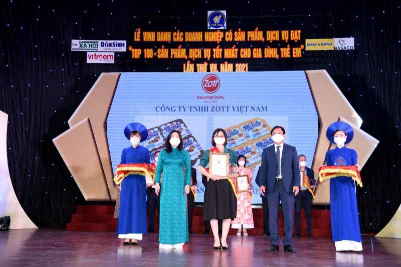 Thứ trưởng Bộ LĐ-TB&XH Nguyễn Thị Hà và Tổng Biên tập Tạp chí Gia đình Việt Nam Hồ Minh Chiến trao chứng nhận và biểu trưng cho các đơn vị trong chương trình lần thứ VII.