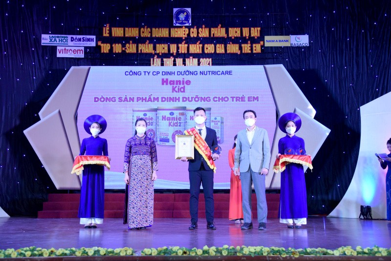 Phó Chủ tịch Ủy ban Trung ương Mặt trận Tổ quốc Việt Nam Trương Thị Ngọc Ánh và ông Đặng Hoa Nam, Cục Trưởng Cục Trẻ em (Bộ LĐ-TB&XH) trao chứng nhận và biểu trưng cho doanh nghiệp trong chương trình lần thứ VII.