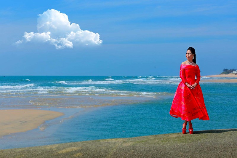 Hoa hậu Đặng Bích Lan trong thiết kế của NTK Phạm Hoàng Minh.