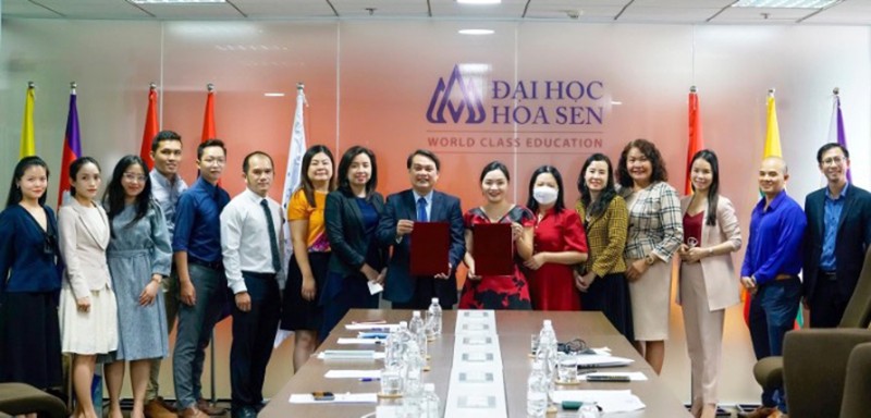 Ông Lê Trường Duy – tập sự Phó Giám đốc Sở Ngoại vụ Thành phố Hồ Chí Minh, Giám đốc Trung tâm Dịch vụ đối ngoại và Hội nghị quốc tế (FSC) và PGS.TS Võ Thị Ngọc Thúy – Hiệu trưởng Trường Đại học Hoa Sen cùng tập thể quản lý, cán bộ, người lao động của hai bên.