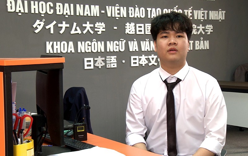 Doan Phi Hung, one of the excellent students, received a 100% scholarship worth of 17.5 million VND.