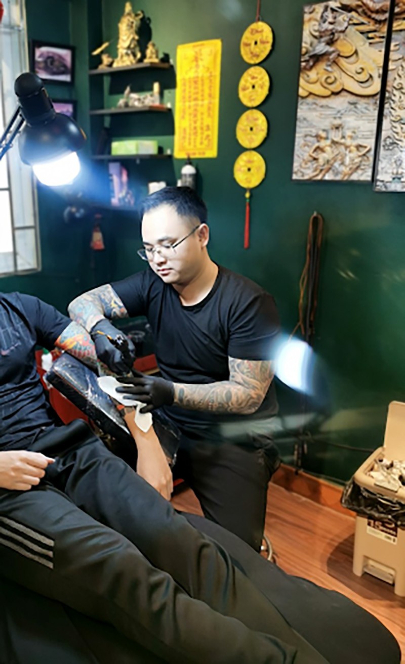 Thợ xăm Nguyễn Công Thành nổi tiếng với những tác phẩm sắc sảo, phối màu hài hòa và tinh tế.