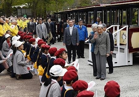 Chuyện đời thú vị của Nhà vua Nhật Bản Akihito chuyen doi thu vi cua nha vua nhat ban akihito