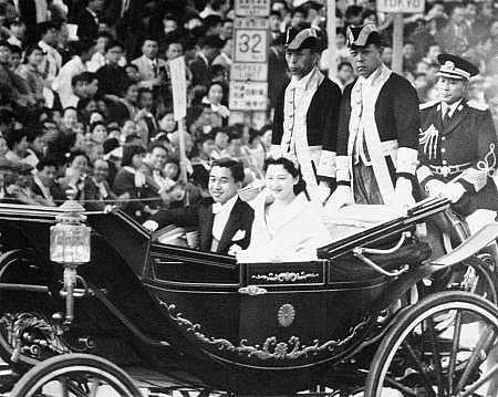 Chuyện đời thú vị của Nhà vua Nhật Bản Akihito chuyen doi thu vi cua nha vua nhat ban akihito