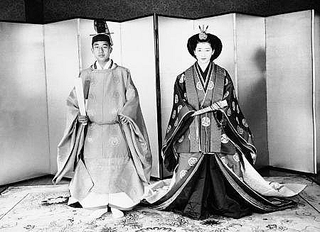 Chuyện đời thú vị của Nhà vua Nhật Bản Akihito chuyen doi thu vi cua nha vua nhat ban akihito