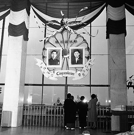 Chuyện đời thú vị của Nhà vua Nhật Bản Akihito chuyen doi thu vi cua nha vua nhat ban akihito