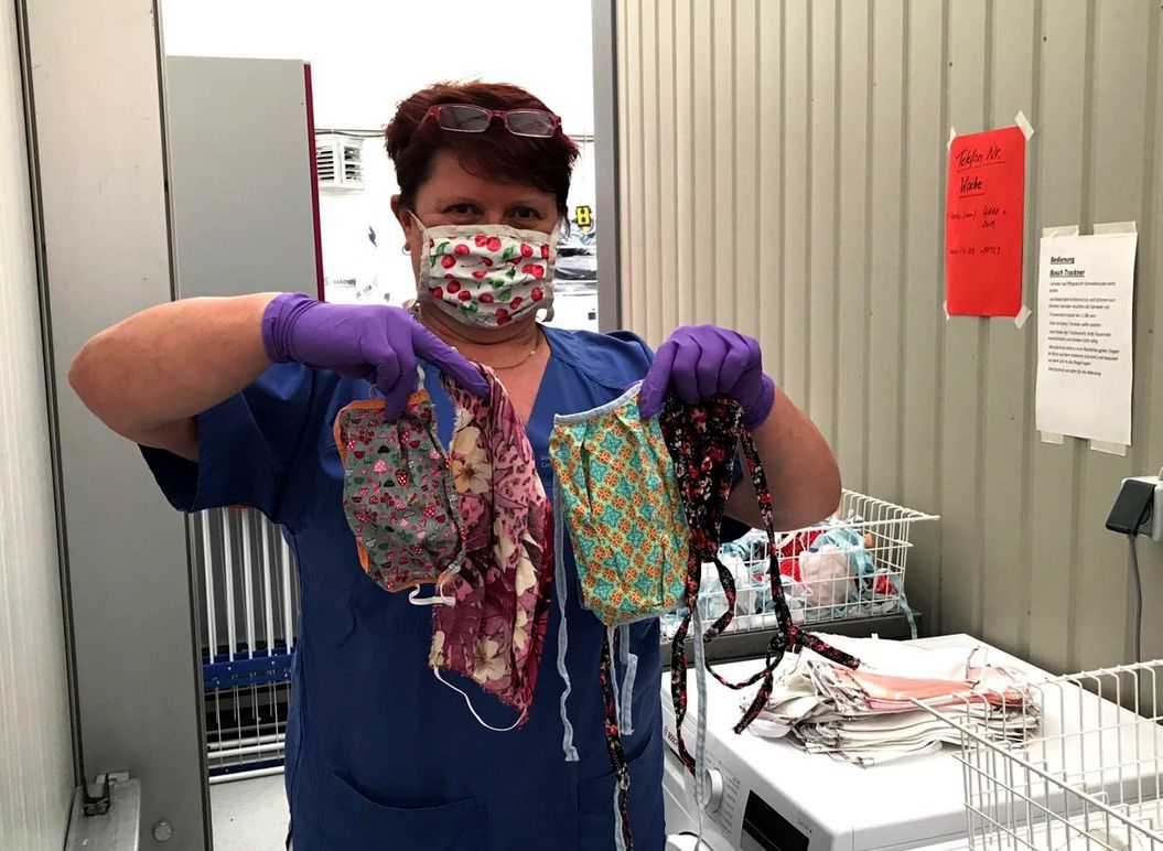 Chiếc khẩu trang ấm tình người xa Xứ chiec khau trang am tinh nguoi xa xu