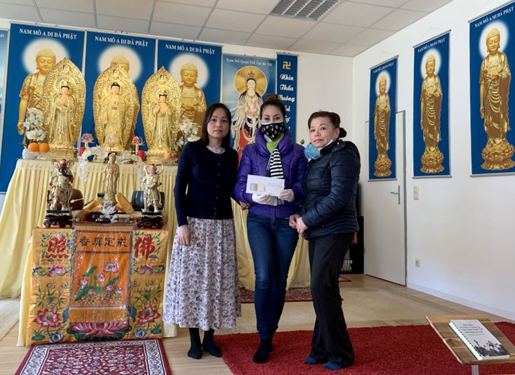 Chiếc khẩu trang ấm tình người xa Xứ chiec khau trang am tinh nguoi xa xu