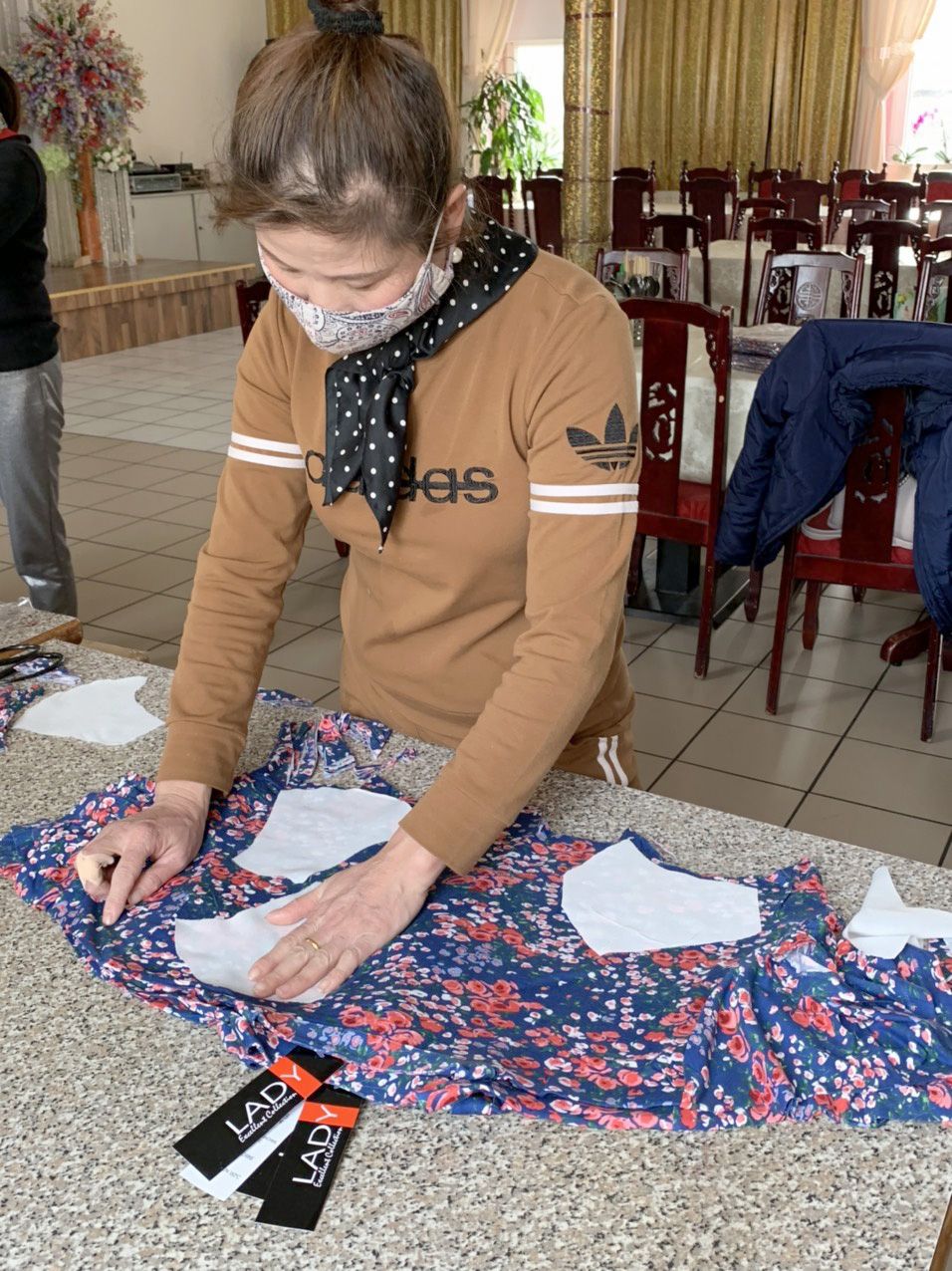 Chiếc khẩu trang ấm tình người xa Xứ chiec khau trang am tinh nguoi xa xu