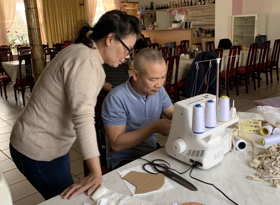 Chiếc khẩu trang ấm tình người xa Xứ chiec khau trang am tinh nguoi xa xu