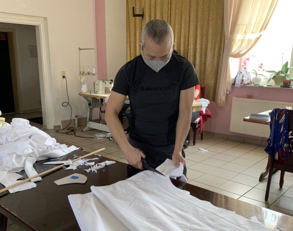 Chiếc khẩu trang ấm tình người xa Xứ chiec khau trang am tinh nguoi xa xu