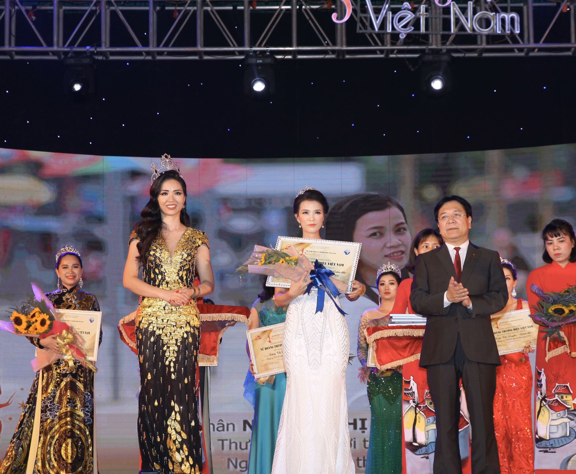 khuc khai hoan ca tren mat tran chong dich covid 19