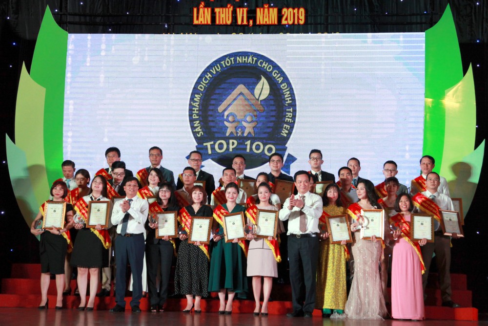 PGS-TS Triệu Thế Hùng, Phó Bí thư Tỉnh uỷ Hải Dương, Nguyên Phó Chủ nhiệm Ủy ban Văn hóa, Giáo dục, Thanh niên, Thiếu niên và Nhi đồng của Quốc hội và Tổng Biên tập Báo Gia đình Việt Nam Hồ Minh Chiến trao Chứng nhận Top 100 lần thứ VI, năm 2019 cho các đơn vị. PGS-TS Triệu Thế Hùng, Phó Bí thư Tỉnh uỷ Hải Dương, Nguyên Phó Chủ nhiệm Ủy ban Văn hóa, Giáo dục, Thanh niên, Thiếu niên và Nhi đồng của Quốc hội và Tổng Biên tập Báo Gia đình Việt Nam Hồ Minh Chiến trao Chứng nhận Top 100 lần thứ VI, năm 2019 cho các đơn vị.