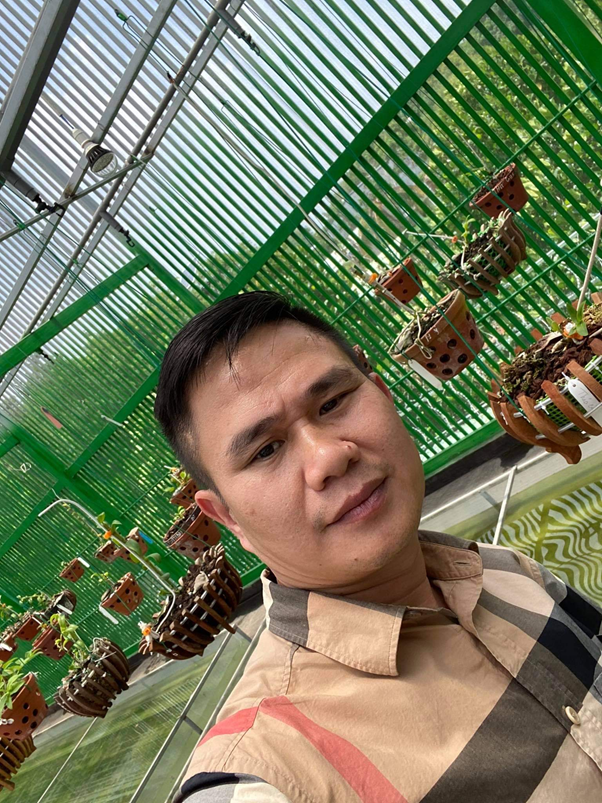 Nghệ nhân trồng lan Văn Tài.