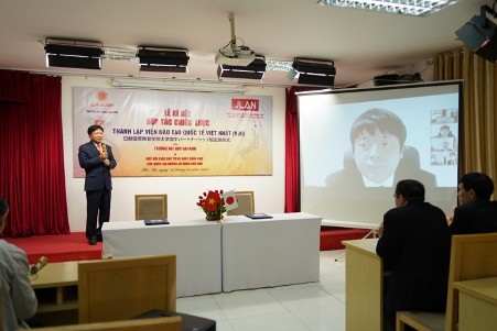  TS. Lê Đắc Sơn, Chủ tịch Hội đồng trường Đại học Đại Nam và ông Hashino Nobuo, Chủ tịch Hiệp hội giáo dục tiếng Nhật JLAN ký Thỏa thuận hợp tác thành lập Viện đào tạo quốc tế Việt Nhật (VJII).