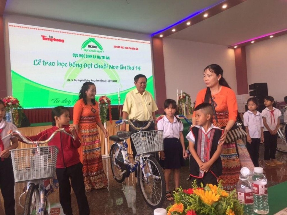 Đại diện Công ty trao quà tại lễ Học bổng Đọt Chuối Non cho học sinh hiếu học.