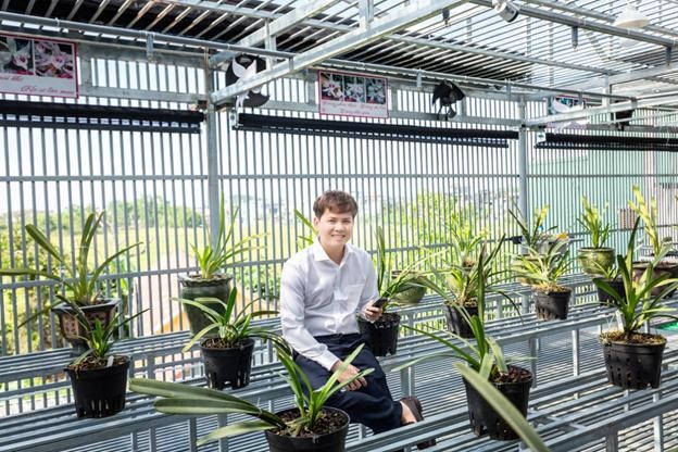 Nghệ nhân Trương Quang Xuyên từng tốt nghiệp đại học ngành Kĩ sư xây dựng, Thạc sĩ Quản lý đất đai. Nghệ nhân Trương Quang Xuyên từng tốt nghiệp đại học ngành Kĩ sư xây dựng, Thạc sĩ Quản lý đất đai.