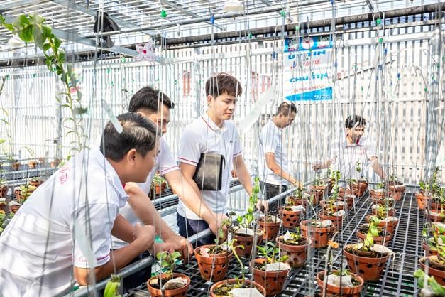 Nghệ nhân cùng anh em chia sẻ kinh nghiệm chăm cây tại vườn mình. Nghệ nhân cùng anh em chia sẻ kinh nghiệm chăm cây tại vườn mình.