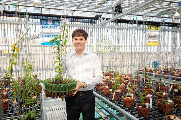 Anh phải tự lên mạng internet nghiên cứu đồng thời tìm hiểu, học tập kinh nghiệm trồng lan của các nhà vườn khác về đặc điểm sinh trưởng, phát triển của từng loại để tìm được cách chăm sóc hiệu quả. Anh phải tự lên mạng internet nghiên cứu đồng thời tìm hiểu, học tập kinh nghiệm trồng lan của các nhà vườn khác về đặc điểm sinh trưởng, phát triển của từng loại để tìm được cách chăm sóc hiệu quả.