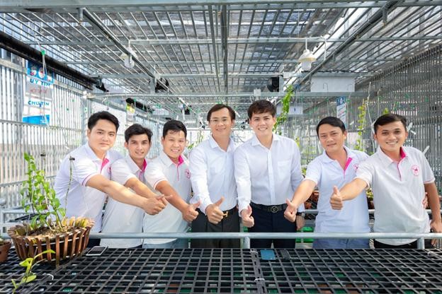 Bên cạnh đó, vườn lan cũng tạo công việc cho những thành viên trong gia đình và một số người lao động thời vụ. Bên cạnh đó, vườn lan cũng tạo công việc cho những thành viên trong gia đình và một số người lao động thời vụ.