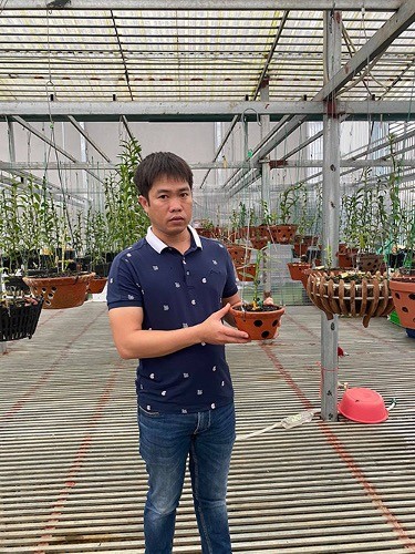 Anh Bùi Văn Dũng hiện đang là ông chủ của vườn lan nổi tiếng đất Cao Phong (Hòa Bình) với hàng trăm giò lan đột biến quý hiếm.