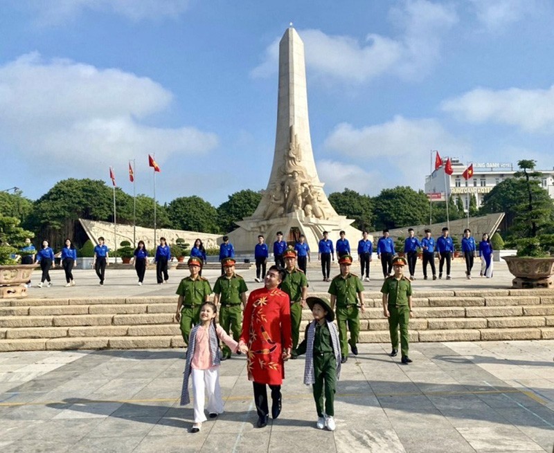 Thăm Tượng đại chiến thắng tại TP. Đồng Xoài.