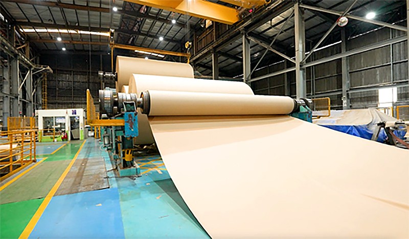 Nhà máy sản xuất giấy của Công ty TNHH Giấy Kraft Vina hoạt động với quy trình sản xuất đạt hiệu quả cao, sở hữu chuỗi giá trị khép kín tạo nên các sản phẩm bao bì và giải pháp đóng gói chất lượng cao.