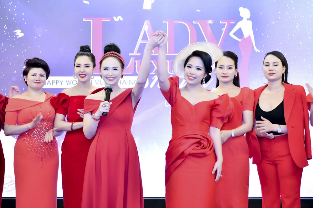 Chủ tịch sáng lập và điều hành Happy Women Leader Network Global- Nữ hoàng hoa hồng Bùi Thanh Hương bổ nhiệm Chủ tịch Happy Women Vùng Hà Nội 1 là Doanh nhân Trần Thị An. Chủ tịch sáng lập và điều hành Happy Women Leader Network Global- Nữ hoàng hoa hồng Bùi Thanh Hương bổ nhiệm Chủ tịch Happy Women Vùng Hà Nội 1 là Doanh nhân Trần Thị An.