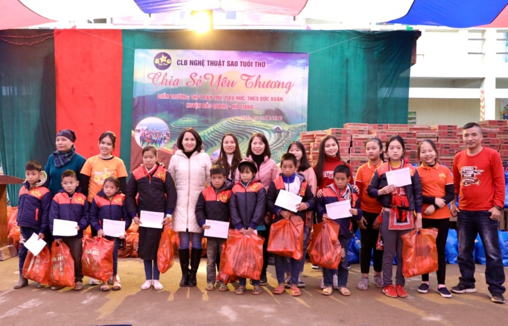 Ngoài việc tham gia học tập, sinh hoạt, biểu diễn, giao lưu, CLB còn xây dựng nhiều hoạt động thiện nguyện, tổ chức nhiều đêm nghệ thuật do chính các em học sinh CLB biểu diễn để gây dựng quỹ từ thiện. Ngoài việc tham gia học tập, sinh hoạt, biểu diễn, giao lưu, CLB còn xây dựng nhiều hoạt động thiện nguyện, tổ chức nhiều đêm nghệ thuật do chính các em học sinh CLB biểu diễn để gây dựng quỹ từ thiện.