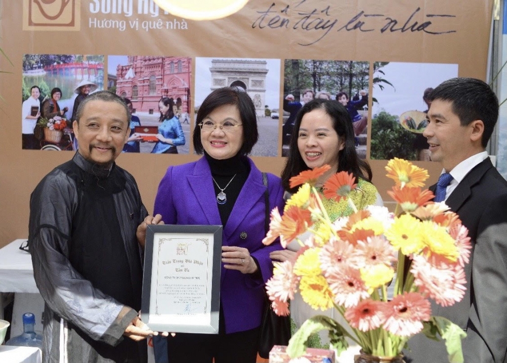 Ông Nguyễn Ngọc Tuấn - Nghệ nhân Trà truyền thống (đứng ngoài cùng bên trái) tham dự Festival Ẩm Thực của Cục PV Ngoại Giao Đoàn.