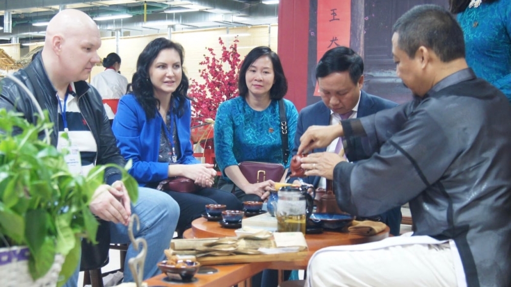 net van hoa trong tinh hoa tra viet