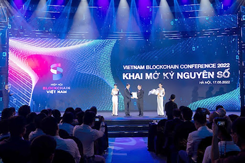 Thứ trưởng Bộ Nội vụ Vũ Chiến Thắng trao quyết định thành lập Hiệp hội Blockchain Việt Nam cho Chủ tịch Hiệp Blockchain Việt Nam Hoàng Văn Huây.