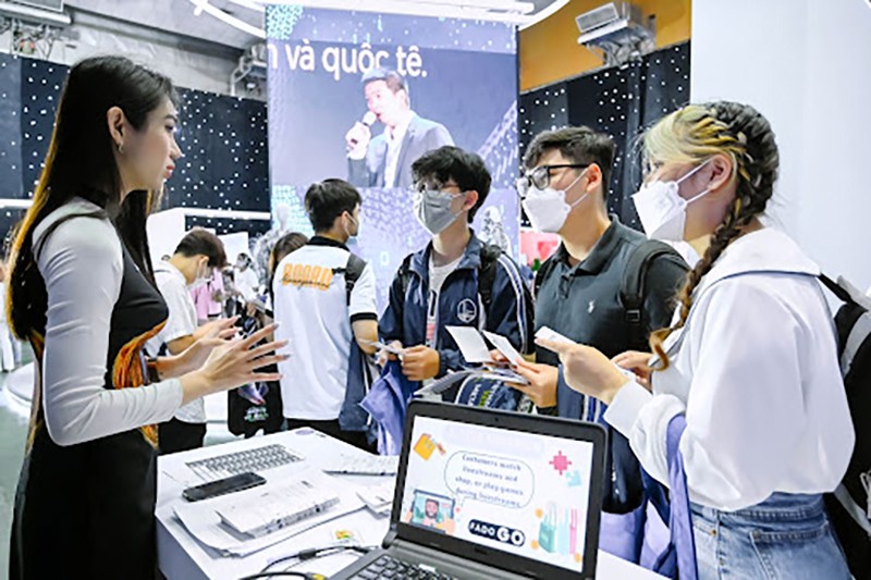 Quan khách tham dự sự kiện đang tìm hiểu về Fado Go