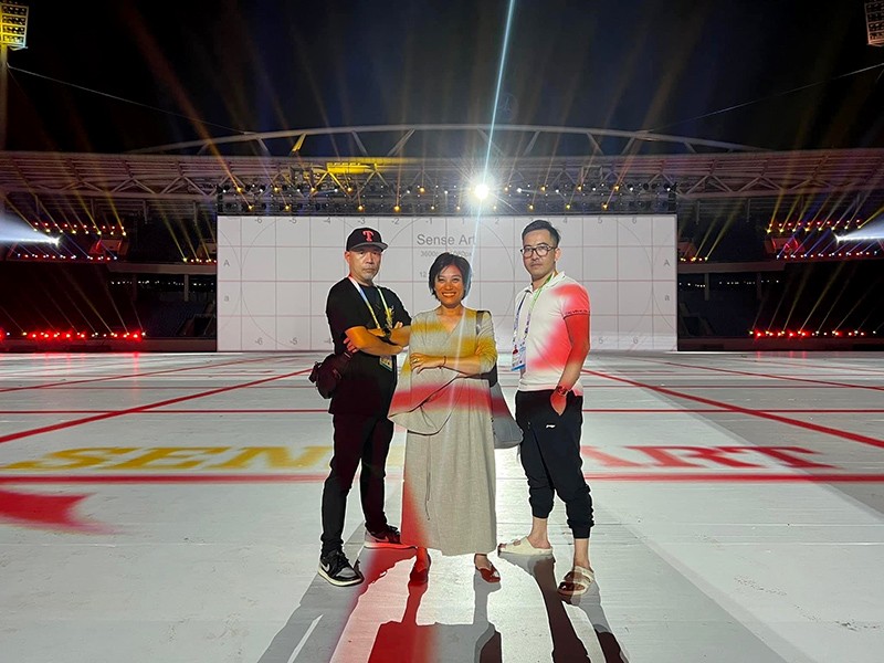 Tổng đạo diễn Trần Ly Ly (Đứng giữa) và Đạo diễn sân khấu Hoàng Công Cường (Bên phải) cùng Đạo diễn âm nhạc Huy Tuấn (Bên trái).