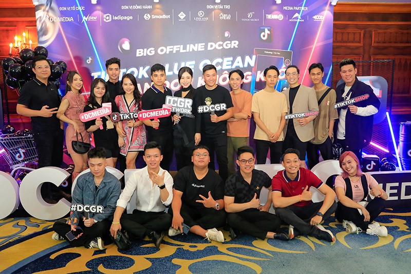 Đại diện Fado Group, DC Media và Theanh28 và dàn KOLs tại sự kiện. Đại diện Fado Group, DC Media và Theanh28 và dàn KOLs tại sự kiện.