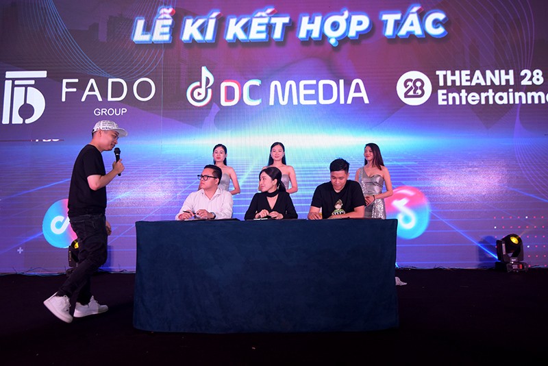 Lễ ký kết hợp tác giữa ba bên Fado Group, DC Media và Theanh28. Lễ ký kết hợp tác giữa ba bên Fado Group, DC Media và Theanh28.
