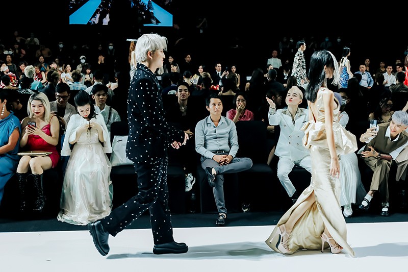 Anh là người đặt nhiều tâm huyết cho nghệ thuật, sẵn sàng lăn xả với nghề và không ngừng sáng tạo trong những sản phẩm của mình.