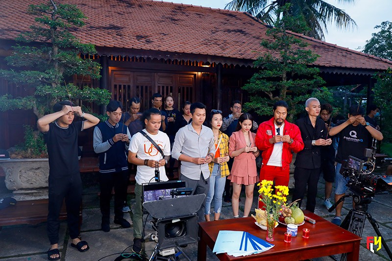 Lê Huy Chiến và các đồng nghiệp đang cúng khai máy cho một dự án phim.