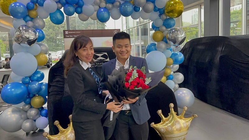 Nghĩa đã có thể mua chiếc xe hơi đầu tiên bằng chính những đồng tiền anh kiếm được khi chưa đến 30 tuổi. Nghĩa đã có thể mua chiếc xe hơi đầu tiên bằng chính những đồng tiền anh kiếm được khi chưa đến 30 tuổi.