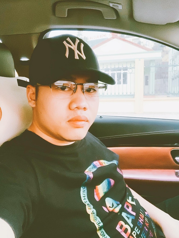 Bức ảnh của CEO Nguyễn Minh thu hút hàng chục nghìn lượt thích trên một nhóm yêu thích giày Sneakers