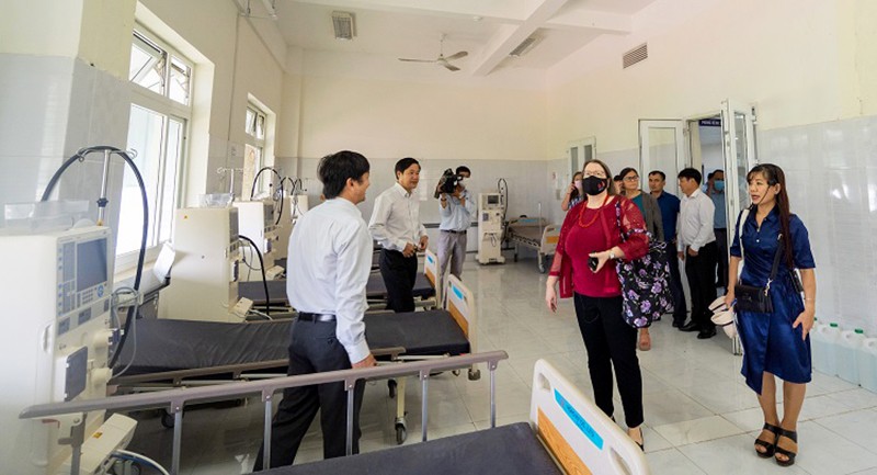 Đại diện ASAID và UBND tỉnh tại bệnh viện Đa khoa tỉnh Bình Dương (Ảnh: TLS Hoa Kỳ).