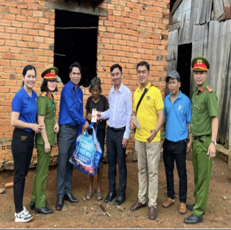 Hình ảnh cụ Thị Gia Rớt người thiểu số nhận quà từ chương trình (Ảnh:TQD).