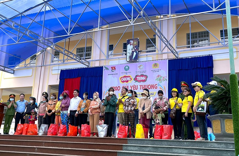 Người dân xã Bình Minh thêm ấm lòng khi nhận những phần quà thiết thực (Ảnh: TQD).